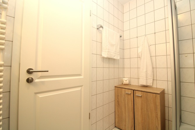 Ferienwohnung in K&uuml;hlungsborn - Appartementanlage Ostseeblick Fewo R&uuml;gen 12 - Badezimmer mit Stauraum