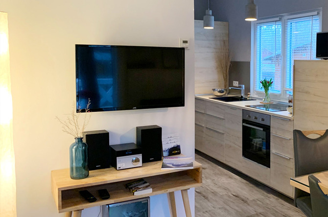 Bungalow in G&ouml;hren - Strandkiste G&ouml;hren - Wohnzimmer, TV, K&uuml;che