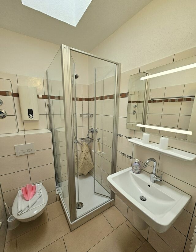 Ferienwohnung in Gr&ouml;mitz - Wohnung 2 - G. Pape - sch&ouml;ne Terassenwohnung mit sep. Ankleidezimmer, kostenloses WLAN, Longstay Rabatt, N&auml;he D&uuml;nenpark - Bild 11