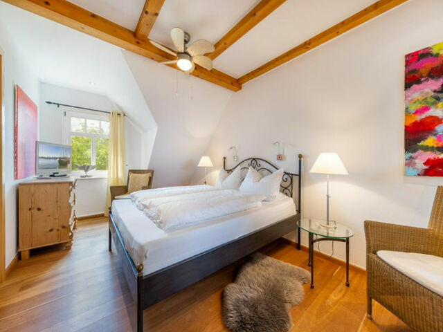 Ferienhaus in Garz - Familienferienhaus R&uuml;genbrise - Gemeinsames Urlauben mit Steg und Boot auf R&uuml;gen - alles inklusive und 5 B&auml;der - Bild 7